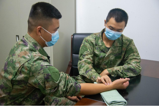 股市配资 军营“小神医”, 妙手解兵忧